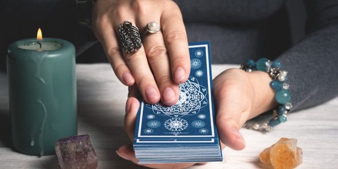 How to Interpret the “Yes” and “No” Cards in Tarot Readings